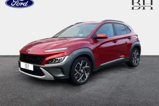 Hyundai Kona Pulse Red Métal en 3/4 avant droit, avec jantes alliage et protections noires sur les passages de roue.