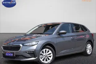 Skoda Scala 2025 gris graphite métallisé vue 3/4 avant droit avec jantes alliage argent et calandre distinctive.