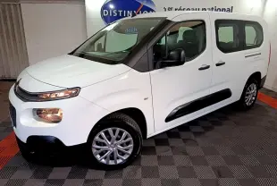 Vue 3/4 avant droit du Citroën Berlingo blanc XL avec protections latérales noires et jantes alliage.