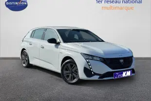 Peugeot 308 blanc Okénite vue 3/4 avant gauche, avec calandre noire et feux LED verticaux distinctifs.