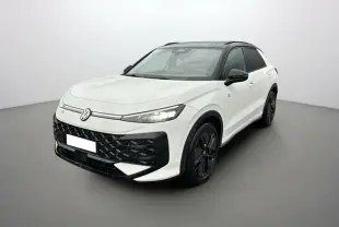 Volkswagen T-Roc blanc toit noir en 3/4 avant droit avec jantes noires et calandre R-Line distinctive.