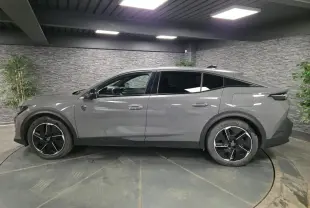Peugeot 408 gris Selenium vue de profil côté gauche, jantes alliage noires et toit noir Mistral.