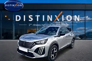 Peugeot 2008 gris Artense en 3/4 avant droit, avec calandre distinctive et jantes alliage noires.