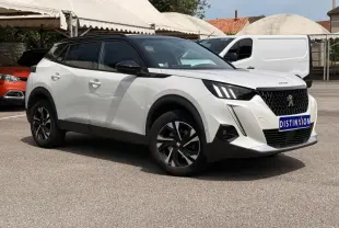 Peugeot 2008 blanc en vue 3/4 avant droit, toit noir et jantes alliage distinctives GT.