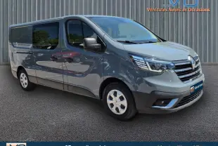 Renault Trafic Fourgon gris foncé vu en 3/4 avant droit avec vitres surteintées et porte latérale coulissante visible