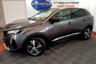 Peugeot 3008 gris foncé vue de profil côté gauche, avec jantes alliage et feux LED avant allumés.