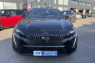 Vue de face d'une Peugeot 408 Hybrid GT noire métal 2024 avec calandre distinctive et logo lion central.