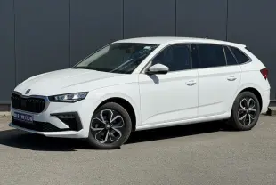 SKODA SCALA TSI 116 blanc glacier vue de profil côté gauche avec jantes alliage et vitres surteintées.
