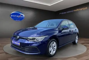 Volkswagen Golf VIII bleu vue 3/4 avant droit, avec jantes alliage et calandre moderne dans showroom.