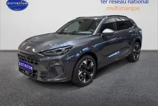 SUV CUPRA Terramar gris vu en 3/4 avant droit avec jantes noires et rétroviseurs argentés.