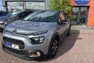 Citroën C3 gris vue 3/4 avant droit, avec projecteurs LED et protections latérales noires.