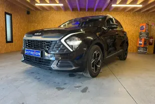 KIA SPORTAGE noir en 3/4 avant droit, mettant en valeur sa calandre distinctive et ses phares LED angulaires.
