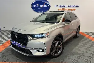 Vue 3/4 avant droite du DS7 Crossback bleu cristal perlé avec calandre noire et jantes alliage foncé.