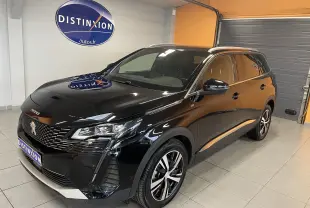 Peugeot 5008 noir perla en 3/4 avant droit, avec jantes alliage 18 pouces et phares Full LED visibles.