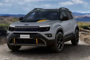 Jeep Avenger 2025 gris Storm avec toit noir, vue 3/4 avant droite, détails jaunes sur calandre et capot.