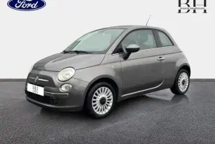 Vue 3/4 avant droite d'une FIAT 500 marron métallisé de 2010 avec jantes alu et toit ouvrant électrique.