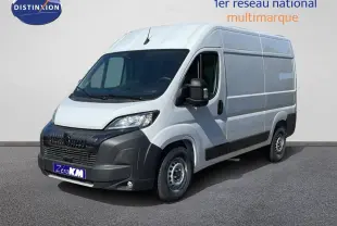 Peugeot Boxer Fourgon blanc banquise en 3/4 avant droit, avec pare-chocs noir et grande surface latérale lisse.