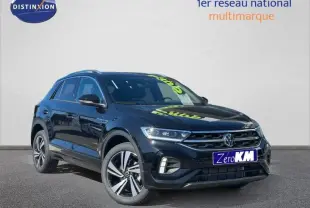 Volkswagen T-Roc noir intense nacré en 3/4 avant droit avec jantes alu et calandre R-Line visible.