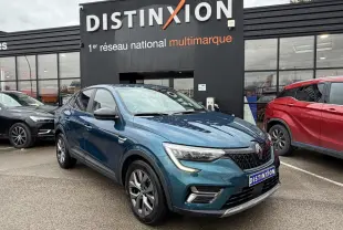 Renault Arkana bleu Zanzibar en 3/4 avant droit, avec jantes alliage grises et calandre noire distinctive.