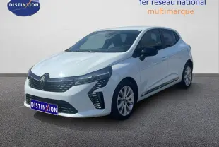 Renault Clio blanche vue 3/4 avant droit, avec calandre noire et jantes alliage 16 pouces visibles.