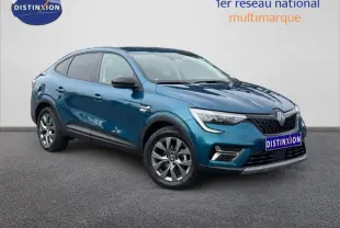 Renault Arkana bleu Zanzibar en 3/4 avant droit, SUV hybride essence avec calandre noire et jantes alliage.
