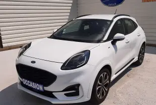 Vue 3/4 avant droite d'une Ford Puma blanche 2022 finition ST-Line avec calandre noire et jantes alliage bicolores.