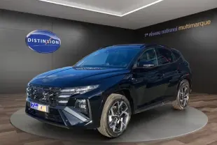Hyundai Tucson 1.6 Hybrid N Line noir en 3/4 avant droit, avec jantes alliage et calandre distinctive.