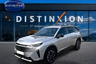 Peugeot 5008 Hybrid 145 allure e-dcs6 gris artense en 3/4 avant droit devant vitrine Distinxion.