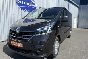 Renault Trafic cabine approfondie gris, vue 3/4 avant droit, avec calandre noire et phares LED distinctifs.