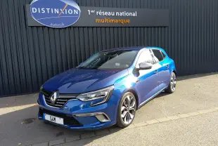 Renault Mégane GT Line bleu iron vue 3/4 avant droit, avec jantes alliage et calandre chromée.