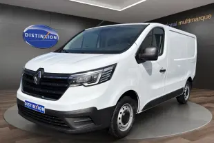 Fourgon Renault Trafic blanc en vue 3/4 avant droit, avec calandre noire et phares LED distinctifs.