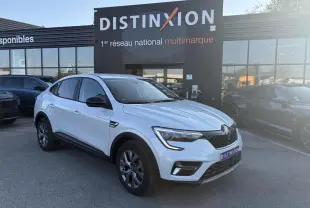 Renault Arkana blanc glacier en 3/4 avant droit, avec jantes alliage grises et rétroviseurs noirs.