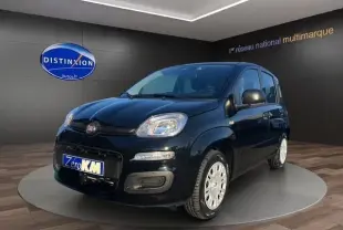 Vue 3/4 avant d'une FIAT Panda noire 2025 en showroom, avec phares arrondis et jantes blanches.
