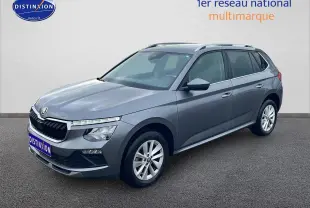 Vue 3/4 avant droite d'un Skoda Kamiq gris 2025 avec calandre chromée et jantes alu.