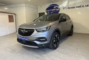 Opel Grandland X gris Himalaya en 3/4 avant droit, avec calandre noire et jantes alliage bicolores.