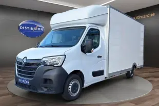 Vue 3/4 avant d’un utilitaire Renault Master blanc avec grande caisse, calandre noire et jantes acier.