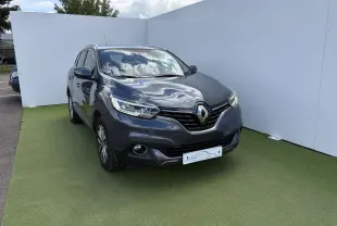 Renault Kadjar gris titanium en 3/4 avant droit, avec calandre chromée et jantes alliage 17 pouces.