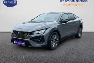 Peugeot 408 gris selenium métal vue 3/4 avant droit, mettant en valeur sa calandre moderne et ses phares LED distinctifs.