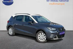 SEAT Arona 2025 gris Magnétique Métal avec toit blanc, vue 3/4 avant droit mettant en valeur son design compact.