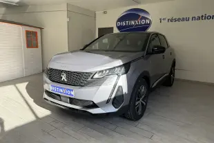 Peugeot 3008 gris Artense métal vue 3/4 avant droit dans un showroom avec logo Distinxion en arrière-plan