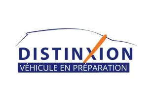 Vue 3/4 avant d'une Peugeot 508 blanche 2018 diesel, version 1.5 BlueHDi Active avec jantes alliage et phares LED.