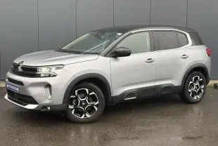 Citroën C5 Aircross Hybrid gris Artense avec toit noir, vue 3/4 avant droit, jantes alliage et protections latérales noires.