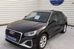 Audi Q2 noir mito metal vue 3/4 avant droit, avec calandre S-Line et jantes alliage 17 pouces visibles.