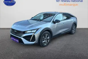 Peugeot 408 PHEV 180 Allure gris vue 3/4 avant droit avec calandre noire et feux LED verticaux.