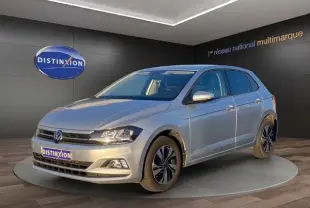 Volkswagen Polo gris clair vue 3/4 avant droit, avec phares LED et jantes alliage noires et argentées.