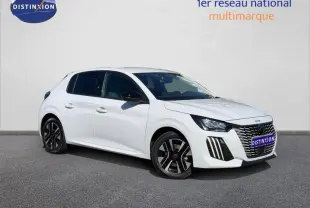 Peugeot 208 blanc Okénite vue 3/4 avant droit, jantes alu noires et calandre distinctive à l'avant.