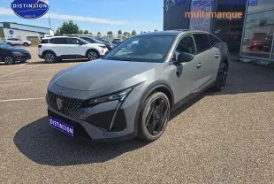 Peugeot 408 PHEV 180 GT gris sélénite vue 3/4 avant avec jantes noires et calandre distinctive