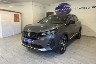 Peugeot 3008 gris platinium métal en 3/4 avant droit, avec calandre noire et jantes bi-ton visibles en intérieur showroom.
