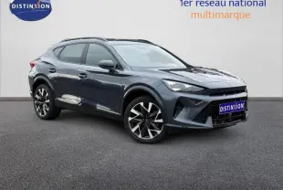 Vue 3/4 avant d'un CUPRA Formentor 1.5 eTSI Hybrid 2025 en gris magnétique mat avec jantes alliage distinctives.