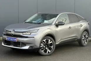 Citroën C4 Hybrid 2025 gris Mercury en 3/4 avant droit avec jantes alliage et rétroviseurs noirs brillants.